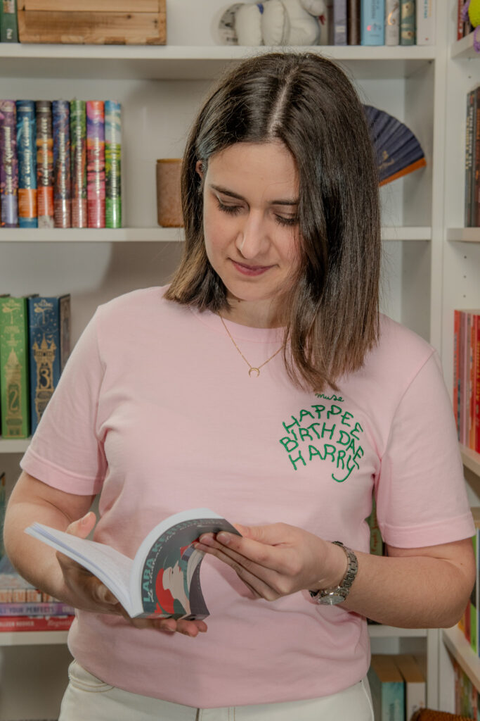 moi en train de feuilleter le livre de Florine Lambert