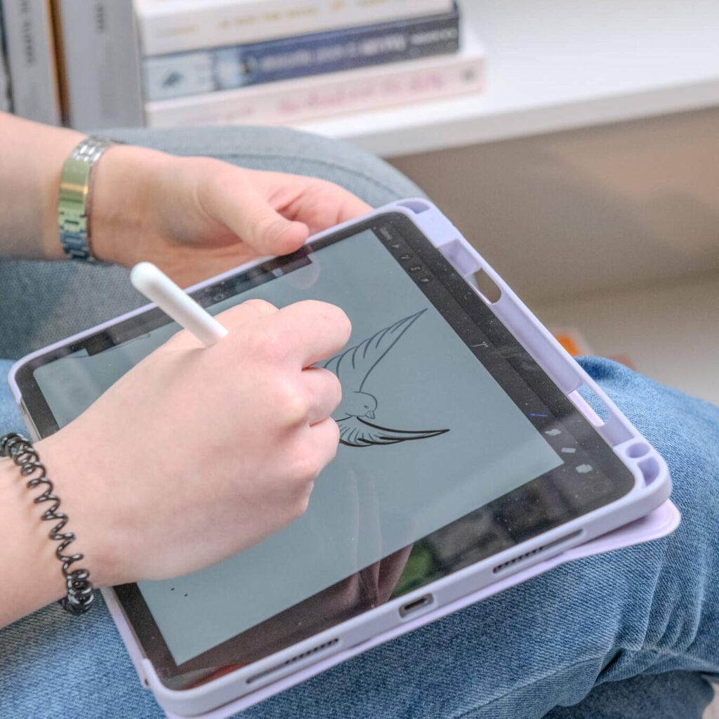 Amandine qui dessine sur sa tablette